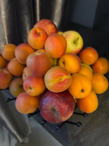 una pila de manzanas y naranjas en un estante en L'Escale d'Alès HOTEL, en Alès