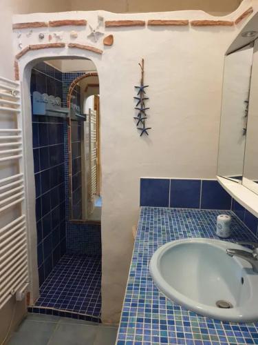 La salle de bains est pourvue d'une baignoire et de carrelage. dans l'établissement Maison de charme à Meursac avec piscine, à Meursac