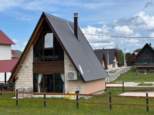 une maison au toit de gambrel dans l'établissement LUX VILA MOTICKI GAJ, à Žabljak