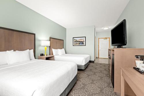 Letto o letti in una camera di La Quinta by Wyndham Newport