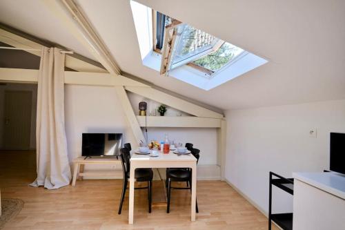 a dining room with a table with chairs and a window at Nid de Line - Hostal Naou - Wifi-Netflix in Soorts-Hossegor