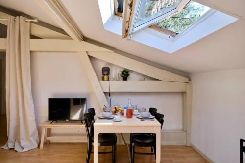 a dining room with a table and a skylight at Nid de Line - Hostal Naou - Wifi-Netflix in Soorts-Hossegor