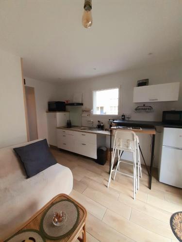 un salon avec un lit et une cuisine dans l'établissement La casa d'isa, à Ducey