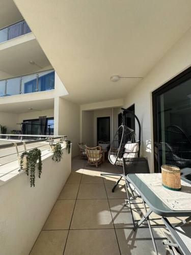 Luxury 1 bed with Pool and Sea Viewsにあるバルコニーまたはテラス