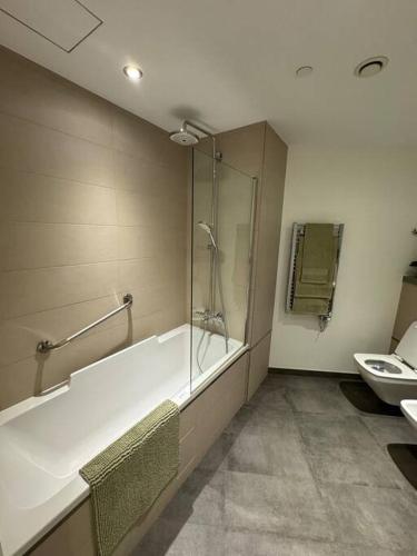 ジブラルタルにあるLuxury 1 bed with Pool and Sea Viewsのシャワー、浴槽、洗面台を備えたバスルーム