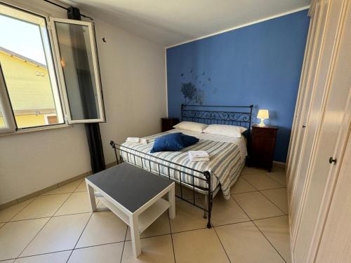 a bedroom with a bed and a blue wall at La casa di Glenda ospedale in Terni