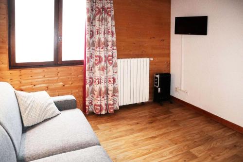 un salon avec un canapé et une télévision dans l'établissement Residence Le 1650 - Studio pour 2 personnes cœur de station des Orres 1650 MAE-5811, aux Orres