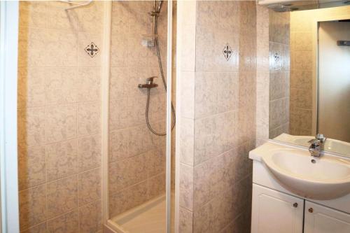 une salle de bain avec douche et lavabo dans l'établissement Residence Le 1650 - Studio pour 2 personnes cœur de station des Orres 1650 MAE-5811, aux Orres