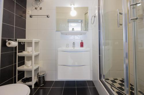 een badkamer met een wastafel en een douche bij Guest House Arsenal Accommodation in Zadar