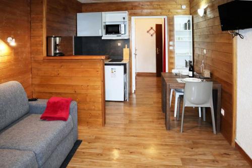 un salon avec un canapé et une cuisine dans l'établissement Residence Le 1650 - Studio pour 2 personnes cœur de station des Orres 1650 MAE-5821, aux Orres