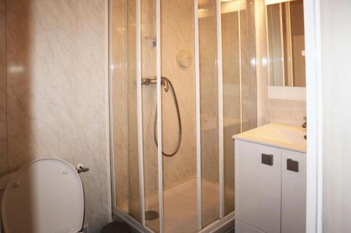 une salle de bain avec une douche avec des toilettes et un lavabo dans l'établissement Residence Le 1650 - Studio pour 2 personnes cœur de station des Orres 1650 MAE-5831, aux Orres