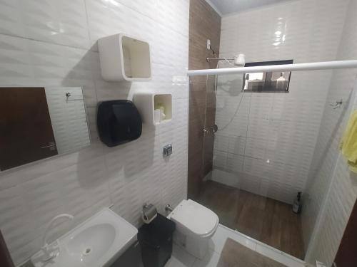 une salle de bain avec toilettes, lavabo et douche dans l'établissement Piscina, Hidro, churrasqueira em casa, ambas privativas - Reserva 2 quartos com ar, 2 banheiros, sala,cozinha e pátio privativos, para moradia memorável ou evento, acesse descontão por duração!, à Sorriso