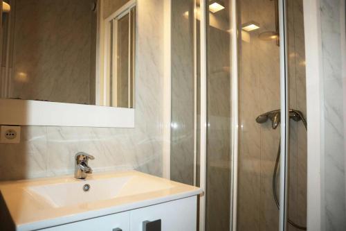 une salle de bain avec un lavabo et une douche dans l'établissement Residence Le 1650 - Bel appartement pour 10 personnes cœur de station MAE-5861, aux Orres