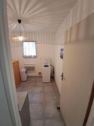 une pièce avec une cuisinière et un réfrigérateur dans l'établissement maison individuelle bassin arcachon, au Teich