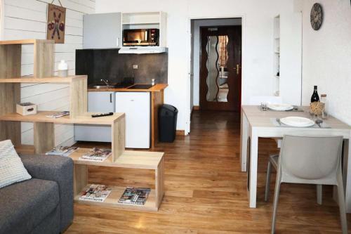 un salon avec un canapé et une table dans l'établissement Residence Le 1650 - Studio pour 2 personnes cœur de station des Orres 1650 MAE-5871, aux Orres