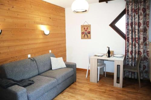 un salon avec un canapé et une table dans l'établissement Residence Le 1650 - Studio pour 2 personnes cœur de station MAE-5881, aux Orres