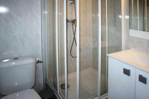 une salle de bain avec une douche avec des toilettes et un lavabo dans l'établissement Residence Le 1650 - Studio pour 2 personnes cœur de station MAE-5881, aux Orres
