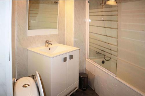 une salle de bain blanche avec un lavabo et une douche dans l'établissement Residence Le 1650 - Studio pour 3 personnes cœur de station des Orres 1650 MAE-5891, aux Orres