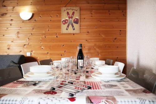- une table avec une bouteille de vin dans l'établissement Residence Le 1650 - Appartement pour 8 personnes cœur de station MAE-5901, aux Orres