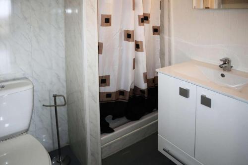une salle de bain avec toilettes, lavabo et douche dans l'établissement Residence Le 1650 - Appartement pour 8 personnes cœur de station MAE-5901, aux Orres