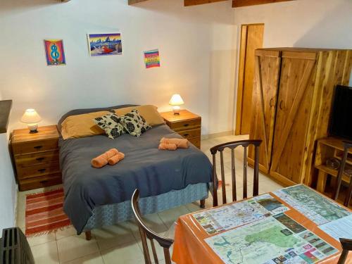 una camera da letto con un letto con due animali di peluche sopra di Sabrosur Departamentos a El Bolsón