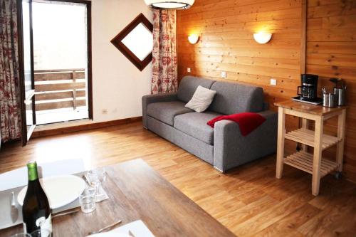 un salon avec un canapé et une table dans l'établissement Residence Le 1650 - Studio pour 2 personnes cœur de station des Orres 1650 MAE-5921, aux Orres