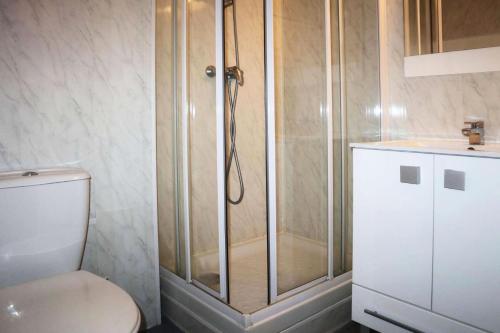 une salle de bain avec douche et toilettes dans l'établissement Residence Le 1650 - Studio pour 2 personnes cœur de station des Orres 1650 MAE-5921, aux Orres
