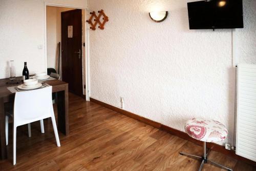 un salon avec une table et une chaise dans l'établissement Residence Le 1650 - Studio pour 2 personnes cœur de station MAE-5911, aux Orres