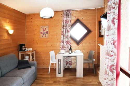 un salon avec une table et un canapé dans l'établissement Residence Le 1650 - Studio pour 2 personnes cœur de station des Orres 1650 MAE-5931, aux Orres