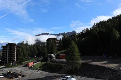 - une vue sur une montagne avec un bâtiment et des arbres dans l'établissement Residence Le 1650 - Studio pour 2 personnes cœur de station des Orres 1650 MAE-5931, aux Orres