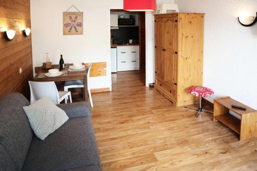 un salon avec un canapé et une table dans l'établissement Residence Le 1650 - Studio pour 2 personnes cœur de station MAE-5951, aux Orres