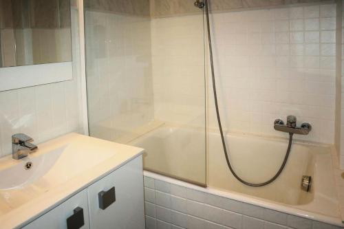 une salle de bain avec une baignoire, un lavabo et une douche dans l'établissement Residence Le 1650 - Studio pour 2 personnes cœur de station MAE-5951, aux Orres