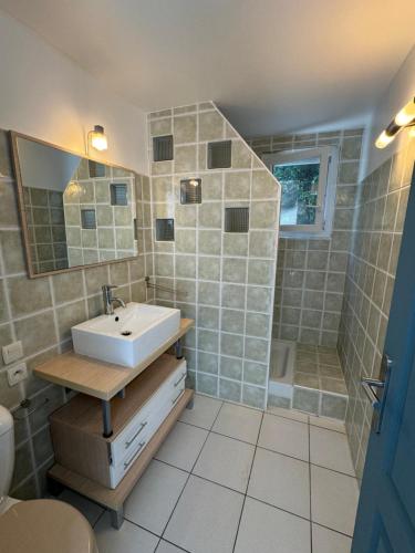 une salle de bain avec un lavabo et une douche dans l'établissement Le Chai de l'Océan - Villa Soulacaise plage à 100m Piscine Jardin 1400m2, à Soulac-sur-Mer