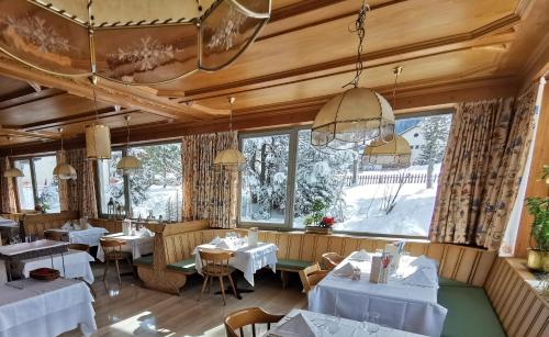 Reštaurácia alebo iné gastronomické zariadenie v ubytovaní Hotel la Plaza