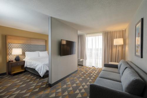 Katil atau katil-katil dalam bilik di Holiday Inn & Suites Orlando SW - Celebration Area by IHG