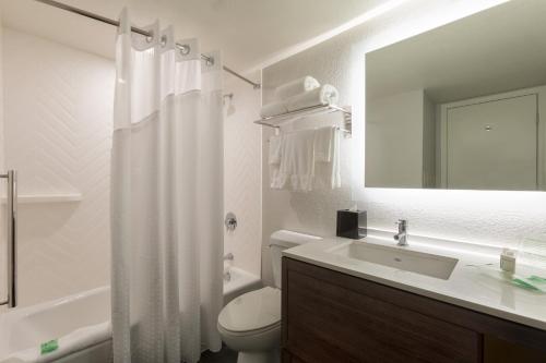 Bilik mandi di Holiday Inn & Suites Orlando SW - Celebration Area by IHG