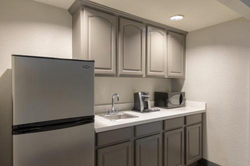 Dapur atau dapur kecil di Holiday Inn & Suites Orlando SW - Celebration Area by IHG
