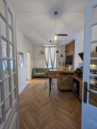 un salon avec une table et une salle à manger dans l'établissement My'Deting - Jacuzzi, à Roanne