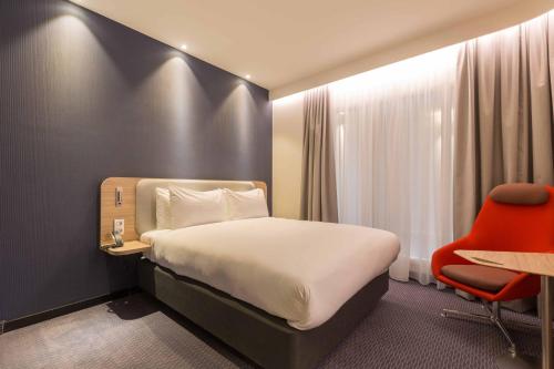 En eller flere senge i et værelse på Holiday Inn Express Brussels-Grand-Place by IHG