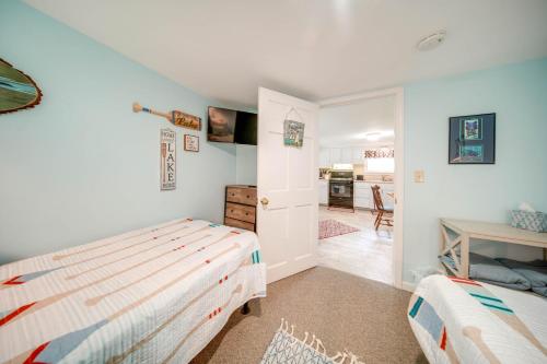 1 dormitorio con cama y escritorio en Lakefront Mayville Cottage with Dock and Grill! en Mayville
