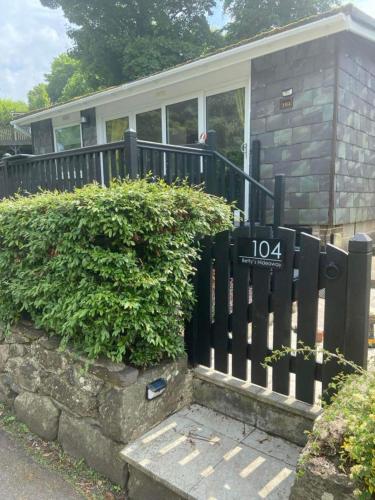 a black fence in front of a house at Betty’s Hideaway in Caernarfon