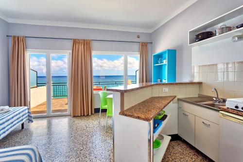 een keuken met uitzicht op de oceaan bij Blue Beach in Bussana Nuova