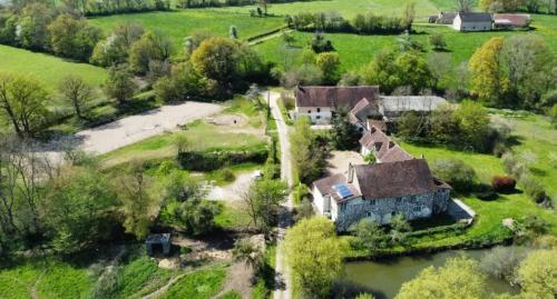 an aerial view of a house in a field at Ferme équestre & Chambres d'hôtes Gateau Stables proche Guédelon in Saint-Amand-en-Puisaye