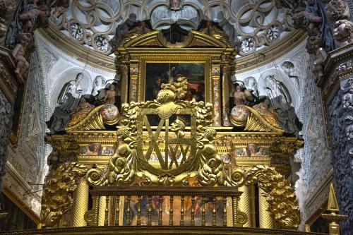 a gold altar in a room with a painting at VUT Marcial in Calatayud
