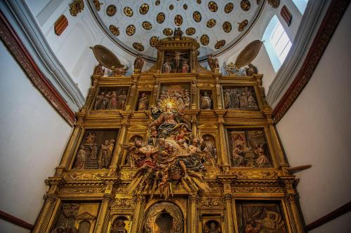 a large golden altar in a church with a lot of pictures at VUT Marcial in Calatayud
