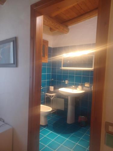 y baño con lavabo y aseo. en B&B Helios Il Tuo Relax In Sardegna, en San Teodoro