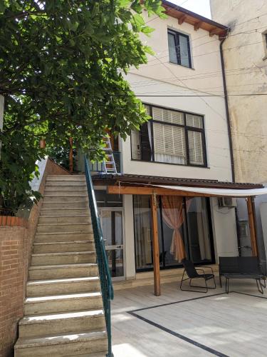 una casa con una scala di fronte a un edificio di Villa 9-2B a Tirana