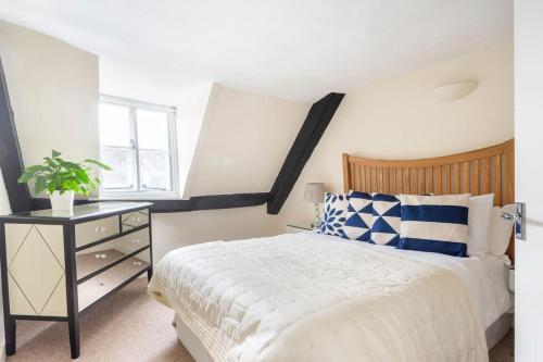 ein Schlafzimmer mit einem großen Bett und einem Fenster in der Unterkunft The Hideaway, lovely cosy place in Blandford Forum, Dorset in Blandford Forum