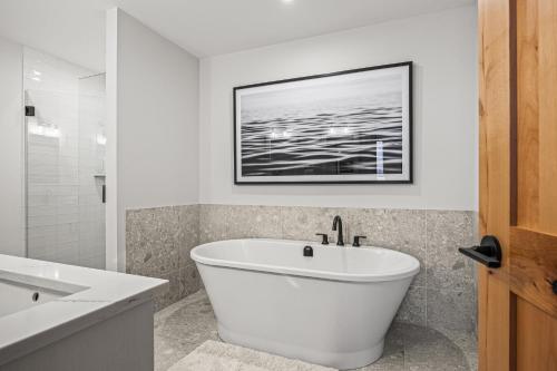 Ένα μπάνιο στο Serenity Villa at Tamarack