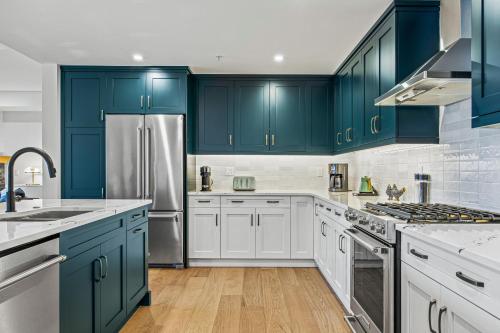 Η κουζίνα ή μικρή κουζίνα στο Serenity Villa at Tamarack